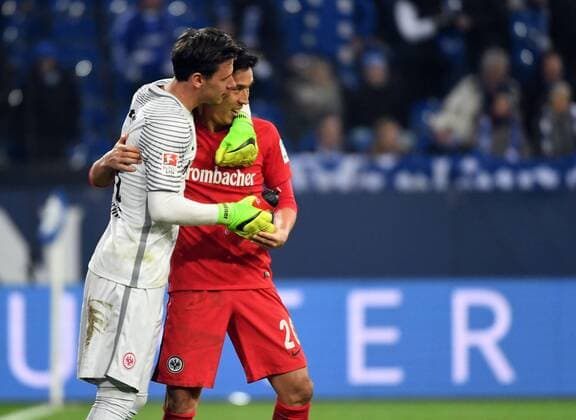 27.01.2017, xjhx, Fussball 1.Bundesliga, Schalke 04 - Eintracht Frankfurt, emspor, v.l. Heinz Lindner (Eintracht Frankfurt), Makoto Hasebe (Eintracht Frankfurt) jubeln jubelt nach Spielende. Gelsenkirchen