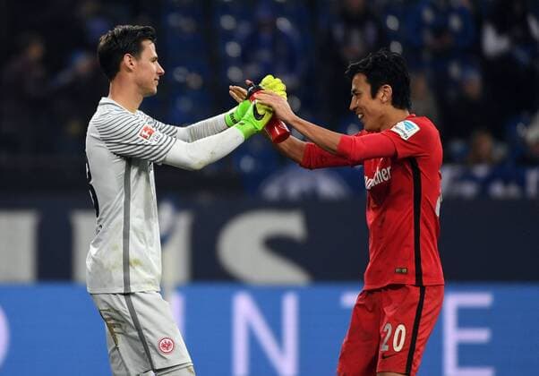 27.01.2017, xjhx, Fussball 1.Bundesliga, Schalke 04 - Eintracht Frankfurt, emspor, v.l. Heinz Lindner (Eintracht Frankfurt), Makoto Hasebe (Eintracht Frankfurt) jubeln jubelt nach Spielende. Gelsenkirchen