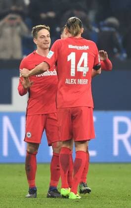 27.01.2017, xjhx, Fussball 1.Bundesliga, Schalke 04 - Eintracht Frankfurt, emspor, v.l. Bastian Oczipka (Eintracht Frankfurt), Alexander Alex Meier (Eintracht Frankfurt) jubeln jubelt nach Spielende. Gelsenkirchen