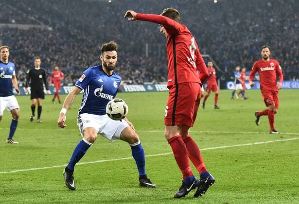 27.01.2017, xblx, Fussball 1.Bundesliga, Schalke 04 - Eintracht Frankfurt, emspor , v.l. Daniel Caligiuri (FC Schalke 04), Bastian Oczipka (Eintracht Frankfurt) Gelsenkirchen