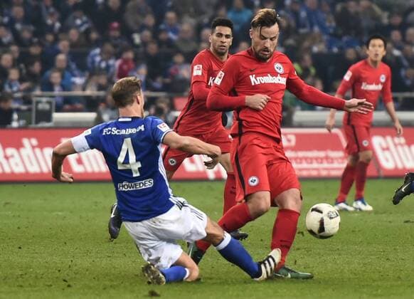 27.01.2017, xblx, Fussball 1.Bundesliga, Schalke 04 - Eintracht Frankfurt, emspor , v.l. Benedikt Hoewedes (FC Schalke 04), Haris Seferovic (Eintracht Frankfurt) Gelsenkirchen