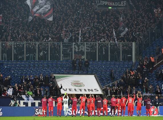 27.01.2017, xjhx, Fussball 1.Bundesliga, Schalke 04 - Eintracht Frankfurt, emspor, v.l. eintrachts spieler jubeln jubelt nach Spielende. Fans Eintracht Frankfurt, Stimmung, Schals, Gelsenkirchen