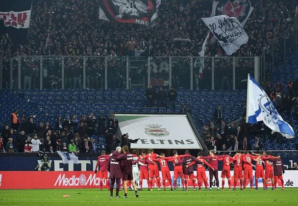 27.01.2017, xjhx, Fussball 1.Bundesliga, Schalke 04 - Eintracht Frankfurt, emspor, v.l. eintrachts spieler jubeln jubelt nach Spielende. Fans Eintracht Frankfurt, Stimmung, Schals, Gelsenkirchen
