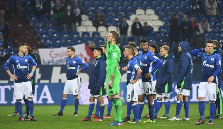 27.01.2017, xjhx, Fussball 1.Bundesliga, Schalke 04 - Eintracht Frankfurt, emspor, v.l. Ralf Faehrmann (FC Schalke 04)und team enttaeuscht, enttaeuscht schauend, dissapointed Gelsenkirchen
