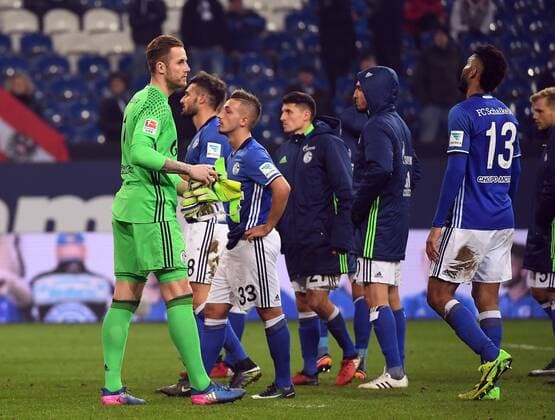 27.01.2017, xjhx, Fussball 1.Bundesliga, Schalke 04 - Eintracht Frankfurt, emspor, v.l. Ralf Faehrmann (FC Schalke 04)und team enttaeuscht, enttaeuscht schauend, dissapointed Gelsenkirchen