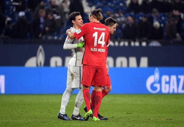 27.01.2017, xjhx, Fussball 1.Bundesliga, Schalke 04 - Eintracht Frankfurt, emspor, v.l. Heinz Lindner (Eintracht Frankfurt), Alexander Alex Meier (Eintracht Frankfurt) jubeln jubelt nach Spielende. Gelsenkirchen