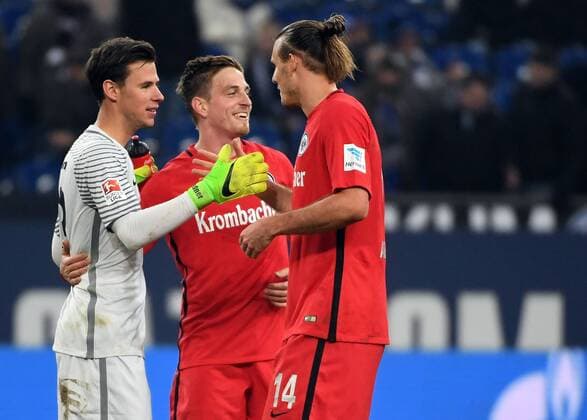 27.01.2017, xjhx, Fussball 1.Bundesliga, Schalke 04 - Eintracht Frankfurt, emspor, v.l. Heinz Lindner (Eintracht Frankfurt), Bastian Oczipka (Eintracht Frankfurt), Alexander Alex Meier (Eintracht Frankfurt) jubeln jubelt nach Spielende. Gelsenkirchen
