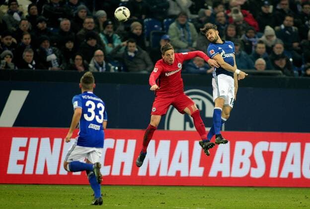 Daniel Caligiuri (FC Schalke 04) gewinnt das Kopfballduell beim BL-Spiel (Saison 2016 17) FC Schalke 04 - Eintracht Frankfurt. Copyright Thomas Pakusch