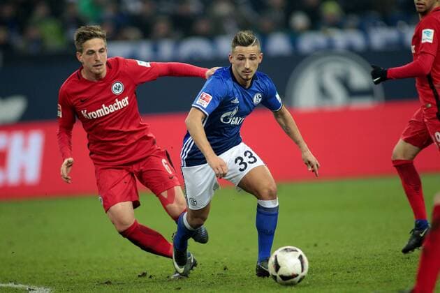 Donis Avdijaj (FC Schalke 04) und Bastian Oczipka (Eintracht Frankfurt) beim BL-Spiel (Saison 2016 17) FC Schalke 04 - Eintracht Frankfurt. Copyright Thomas Pakusch