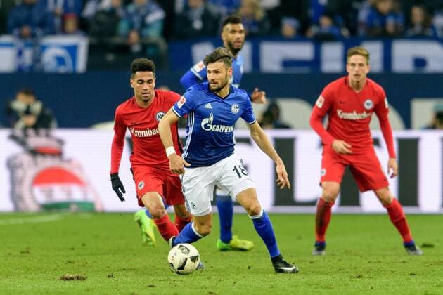 Daniel Caligiuri (FC Schalke 04 18) und Omar Mascarell (Eintracht Frankfurt 39) mit Eric Maxim Choupo-Moting (FC Schalke 04 13) beim Bundesligaspiel zwischen Schalke 04 und Eintracht Frankfurt am 27.01.2017, Gelsenkirchen Copyright: xSchuelerx xEibnerx-xPressefotox EP_JSE