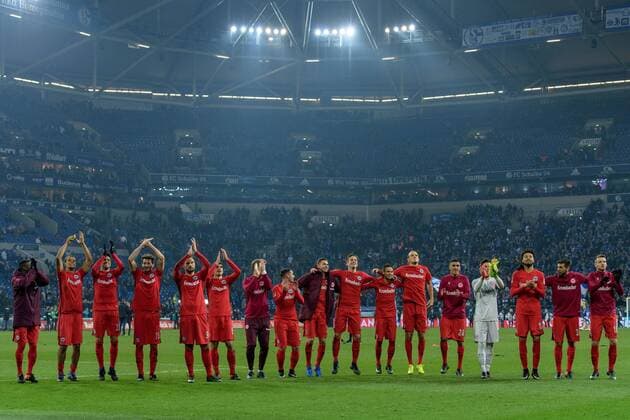 Feiernde Franfurter vor dem Fanblock beim Bundesligaspiel zwischen Schalke 04 und Eintracht Frankfurt am 27.01.2017, Gelsenkirchen Copyright: xSchuelerx xEibnerx-xPressefotox EP_JSE