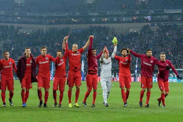 Feiernde Franfurter und Kapitaen Alexander Meier (Eintracht Frankfurt 14) und Torwart Heinz Lindner (Eintracht Frankfurt 13) vor dem Fanblock beim Bundesligaspiel zwischen Schalke 04 und Eintracht Frankfurt am 27.01.2017, Gelsenkirchen Copyright: xSchuelerx xEibnerx-xPressefotox EP_JSE