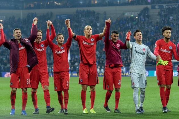 Feiernde Franfurter und Kapitaen Alexander Meier (Eintracht Frankfurt 14) und Torwart Heinz Lindner (Eintracht Frankfurt 13) vor dem Fanblock beim Bundesligaspiel zwischen Schalke 04 und Eintracht Frankfurt am 27.01.2017, Gelsenkirchen Copyright: xSchuelerx xEibnerx-xPressefotox EP_JSE