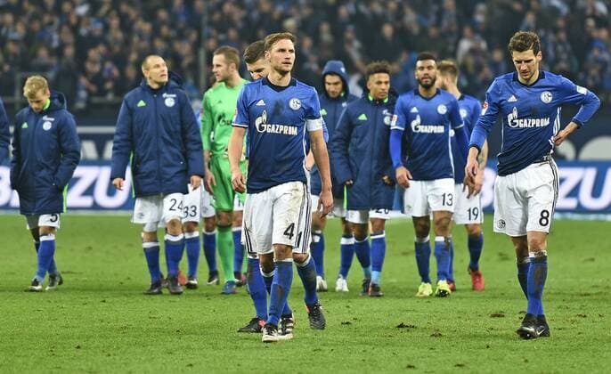 Themen der Woche - SPORT Bilder des Tages - SPORT 27.01.2017, xblx, Fussball 1.Bundesliga, Schalke 04 - Eintracht Frankfurt, emspor , v.l. Benedikt Hoewedes (FC Schalke 04), enttaeuscht, enttaeuscht schauend, dissapointed Gelsenkirchen
