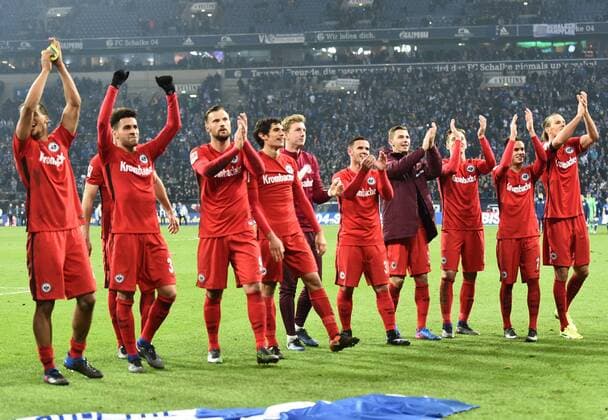 27.01.2017, xblx, Fussball 1.Bundesliga, Schalke 04 - Eintracht Frankfurt, emspor , v.l. Eintracht feiert den Sieg, Alexander Meier (Eintracht Frankfurt) Gelsenkirchen