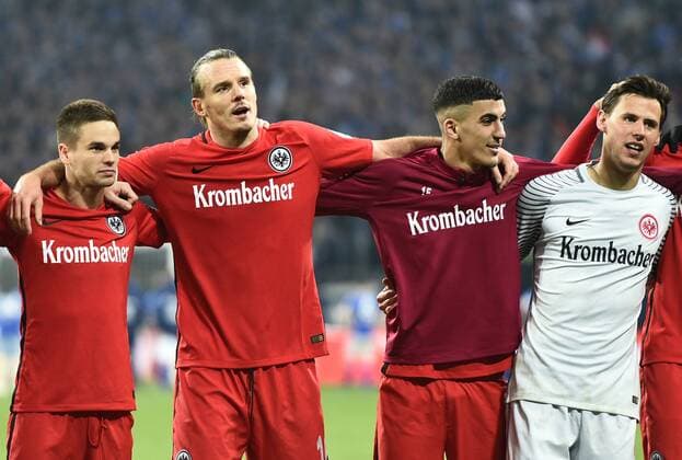 27.01.2017, xblx, Fussball 1.Bundesliga, Schalke 04 - Eintracht Frankfurt, emspor , v.l. Mijat Gacinovic (Eintracht Frankfurt), Alexander Meier (Eintracht Frankfurt), Aymen Barkok (Eintracht Frankfurt), Heinz Lindner (Eintracht Frankfurt), feiert den Sieg Gelsenkirchen