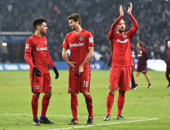 27.01.2017, xblx, Fussball 1.Bundesliga, Schalke 04 - Eintracht Frankfurt, emspor , v.l. Omar Mascarell (Eintracht Frankfurt), David Abraham (Eintracht Frankfurt), Haris Seferovic (Eintracht Frankfurt), feiert den Sieg Gelsenkirchen