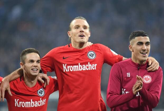 27.01.2017, xblx, Fussball 1.Bundesliga, Schalke 04 - Eintracht Frankfurt, emspor , v.l. Mijat Gacinovic (Eintracht Frankfurt), Alexander Meier (Eintracht Frankfurt), Aymen Barkok (Eintracht Frankfurt), feiert den Sieg Gelsenkirchen