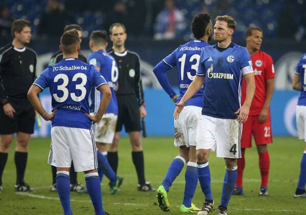 27.01.2017, Fussball GER, 1. Bundesliga Saison 2016 2017, 18. Spieltag, FC Schalke 04 - Eintracht Frankfurt, , v. l. Donis AVDIJAJ (FC Schalke 04) und Benedikt HOEWEDES (FC Schalke 04) sind enttäuscht