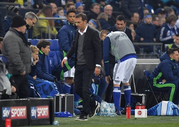 27.01.2017, Fussball GER, 1. Bundesliga Saison 2016 2017, 18. Spieltag, FC Schalke 04 - Eintracht Frankfurt, Trainer Markus Weinzierl (FC Schalke 04) geht nach dem Abpfiff sofort in die Kabine