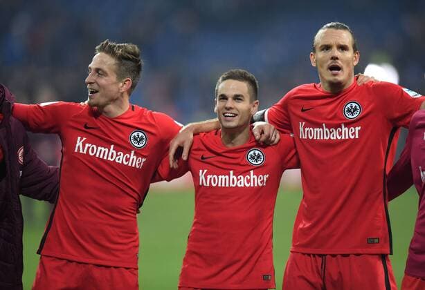 27.01.2017, Fussball GER, 1. Bundesliga Saison 2016 2017, 18. Spieltag, FC Schalke 04 - Eintracht Frankfurt, v.li., feiern Bastian Oczipka (Eintracht Frankfurt), Mijat Gacinovic (Eintracht Frankfurt), Alexander Meier (Eintracht Frankfurt)