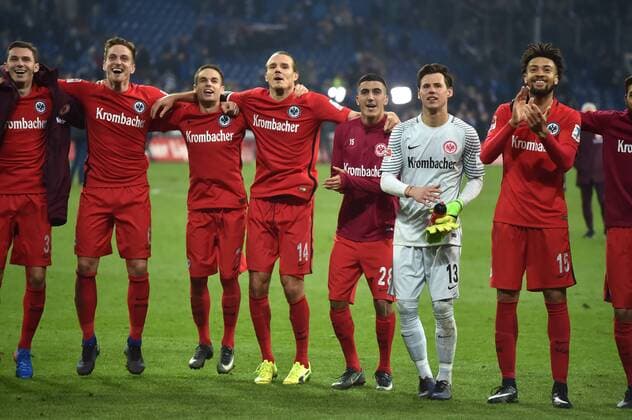 27.01.2017, Fussball GER, 1. Bundesliga Saison 2016 2017, 18. Spieltag, FC Schalke 04 - Eintracht Frankfurt, Frankfurts Spieler feiern den Sieg