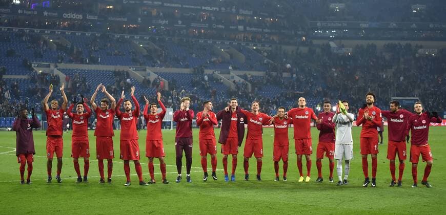 27.01.2017, Fussball GER, 1. Bundesliga Saison 2016 2017, 18. Spieltag, FC Schalke 04 - Eintracht Frankfurt, Frankfurts Spieler feiern den Sieg
