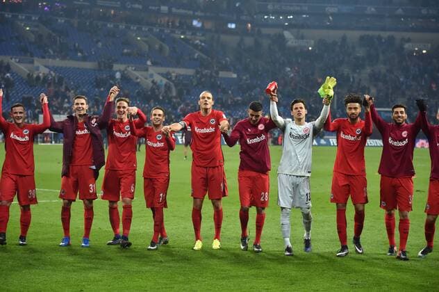 27.01.2017, Fussball GER, 1. Bundesliga Saison 2016 2017, 18. Spieltag, FC Schalke 04 - Eintracht Frankfurt, Frankfurts Spieler feiern den Sieg