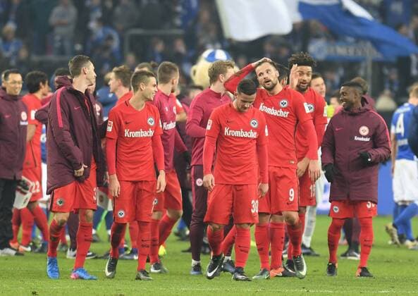 27.01.2017, xblx, Fussball 1.Bundesliga, Schalke 04 - Eintracht Frankfurt, emspor , v.l. Eintracht feiert den Sieg Gelsenkirchen