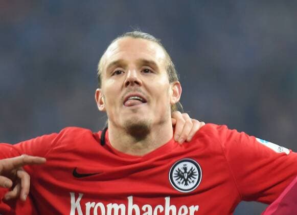 27.01.2017, xblx, Fussball 1.Bundesliga, Schalke 04 - Eintracht Frankfurt, emspor , v.l. Alexander Meier (Eintracht Frankfurt), feiert den Sieg Gelsenkirchen