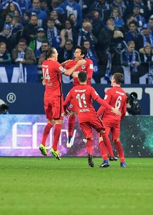Fussball, 1.BL Saison 2016 2017, Spieltag 19, FC Schalke 04 -Eintracht Frankfurt , 27.01.2017, Veltinsarena Gelsenkirchen, Alexander Meier, Makoto Hasebe, mijat gacinovic, jesus vallejo alle , Eintracht Frankfurt, Torjubel