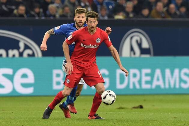 Fußball 1. Bundesliga 18. Spieltag FC Schalke 04 - Eintracht Frankfurt am 27.01.2017 in der Veltins Arena in Gelsenkirchen David Abraham ( Frankfurt ), vorne - Guido Burgstaller ( Schalke ), hinten xRx