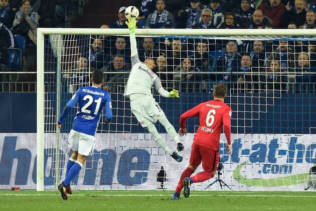 Bilder des Tages - SPORT Fußball 1. Bundesliga 18. Spieltag FC Schalke 04 - Eintracht Frankfurt am 27.01.2017 in der Veltins Arena in Gelsenkirchen Heinz Lindner ( Frankfurt ), mitte - rettet auf der Linie xRx