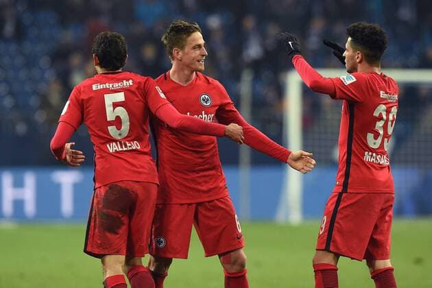 Fußball 1. Bundesliga 18. Spieltag FC Schalke 04 - Eintracht Frankfurt am 27.01.2017 in der Veltins Arena in Gelsenkirchen Jesus Vallejo ( Frankreich ), links - Bastian Oczipka ( Frankfurt ), mitte - Omar Mascarell ( Frankfurt ), rechts xRx