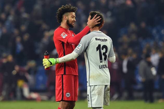 Fußball 1. Bundesliga 18. Spieltag FC Schalke 04 - Eintracht Frankfurt am 27.01.2017 in der Veltins Arena in Gelsenkirchen Constant Djakpa ( Frankfurt ), links - Heinz Lindner ( Frankfurt ), rechts xRx