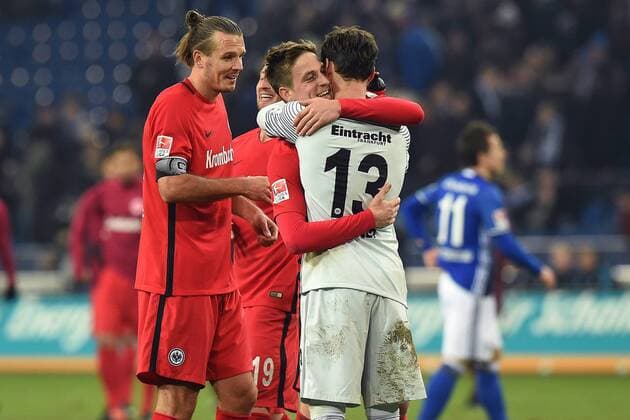 Fußball 1. Bundesliga 18. Spieltag FC Schalke 04 - Eintracht Frankfurt am 27.01.2017 in der Veltins Arena in Gelsenkirchen Schlussjubel Alexander Meier ( Frankfurt ), links - Bastian Oczipka ( Frankfurt ), mitte - Heinz Lindner ( Frankfurt ), rechts xRx
