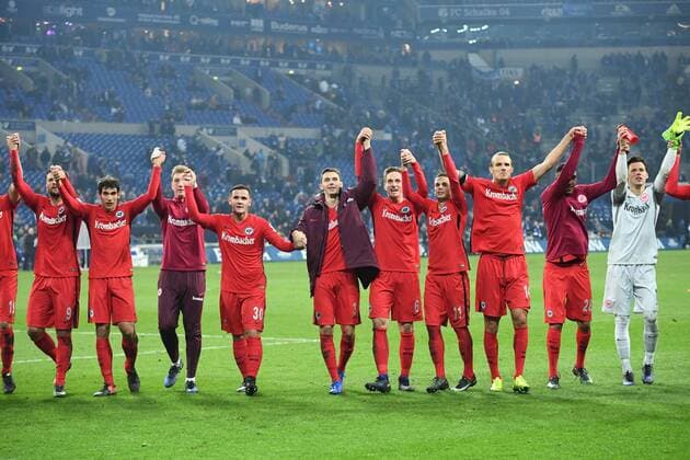 Fussball, 1.BL Saison 2016 2017, Spieltag 19, FC Schalke 04 -Eintracht Frankfurt , 27.01.2017, Veltinsarena Gelsenkirchen, Eintracht Frankfurter Schlussjubel,