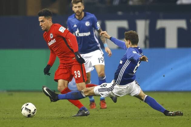 (l-r) Omar Mascarell of Eintracht Frankfurt, Leon Goretzka of Schalke 04during the Bundesliga match between Schalke 04 and Eintracht Frankfurt on January 27, 2017 at the VELTINS-Arena in Gelsenkirchen, Germany Schalke 04 v Eintracht Frankfurt Bundesliga 2016 2017 xVIxxIVx 7000288