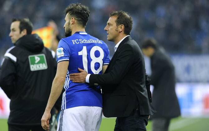 Fussball, Bundesliga, Deutschland, Herren, Saison 2016 2017, 18. Spieltag, VELTINS Arena Gelsenkirchen: FC Schalke 04, S04 (blau) - Eintracht Frankfurt (rot) 0:1; Trainer Markus Weinzierl (S04) wechselt Neuzugang Daniel Caligiuri (S04) ein.