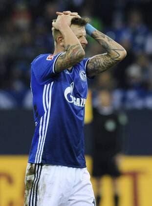 Fussball, Bundesliga, Deutschland, Herren, Saison 2016 2017, 18. Spieltag, VELTINS Arena Gelsenkirchen: FC Schalke 04, S04 (blau) - Eintracht Frankfurt (rot) 0:1; Guido Burgstaller (S04) enttäuscht. Enttäuschung, Frust, Aktion, Einzelbild.