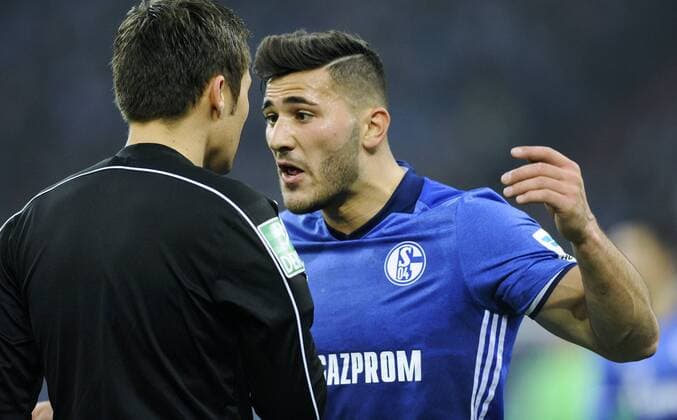 Fussball, Bundesliga, Deutschland, Herren, Saison 2016 2017, 18. Spieltag, VELTINS Arena Gelsenkirchen: FC Schalke 04, S04 (blau) - Eintracht Frankfurt (rot) 0:1; Sead Kolasinac (S04) im Disput mit Schiedsrichter Robert Hartmann.
