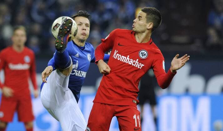 Fussball, Bundesliga, Deutschland, Herren, Saison 2016 2017, 18. Spieltag, VELTINS Arena Gelsenkirchen: FC Schalke 04, S04 (blau) - Eintracht Frankfurt (rot) 0:1; Yevhen Konoplyanka (S04), Mijat Gacinovic (Eintracht), Aktion.