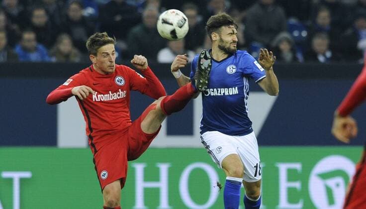 Fussball, Bundesliga, Deutschland, Herren, Saison 2016 2017, 18. Spieltag, VELTINS Arena Gelsenkirchen: FC Schalke 04, S04 (blau) - Eintracht Frankfurt (rot) 0:1; Daniel Caligiuri (S04), Bastian Oczipka (Eintracht), Aktion.