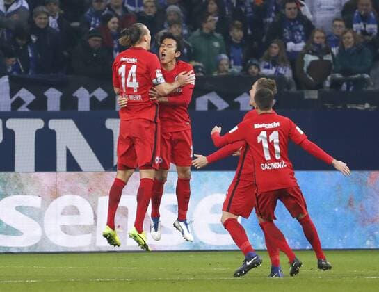 MEIER Alexander Team Eintracht Frankfurt jubelt nach seinem Tor mit HASEBE Fussball Bundesliga DFL Saison 2016-2017 Spiel FC Schalke 04 - Eintracht Frankfurt 0 : 1 am 28. Januar 2017 in Gelsenkirchen 