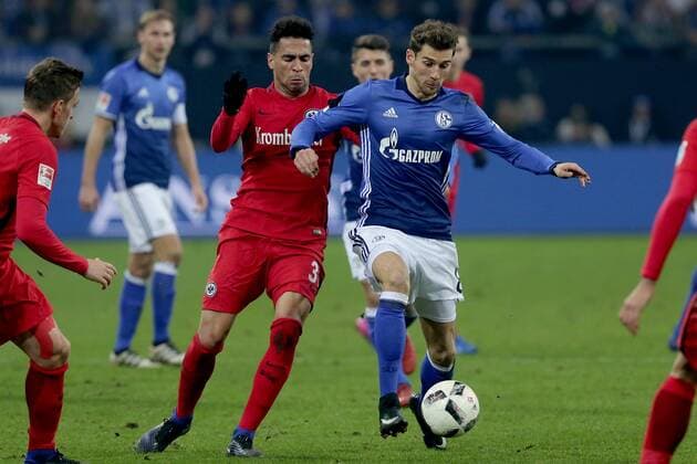 Fußball 1. Bundesliga 18. Spieltag FC Schalke 04 - Eintracht Frankfurt am 27.01.2017 in der Veltins-Arena in Gelsenkirchen Guillermo Varela ( Frankfurt ), links - Johannes Geis ( Schalke ), rechts xMEx