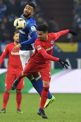 Fußball 1. Bundesliga 18. Spieltag FC Schalke 04 - Eintracht Frankfurt am 27.01.2017 in der Veltins Arena in Gelsenkirchen Eric Maxim Choupo-Moting ( Schalke ), links - Omar Mascarell ( Frankfurt ), rechts xRx