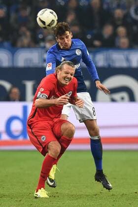 Fußball 1. Bundesliga 18. Spieltag FC Schalke 04 - Eintracht Frankfurt am 27.01.2017 in der Veltins Arena in Gelsenkirchen Alexander Meier ( Frankfurt ), vorne - Leon Goretzka ( Schalke ), hinten xRx
