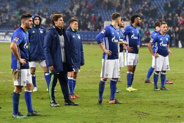 Fußball 1. Bundesliga 18. Spieltag FC Schalke 04 - Eintracht Frankfurt am 27.01.2017 in der Veltins Arena in Gelsenkirchen Enttäuschte Schalker Spieler nach dem Spielende xRx
