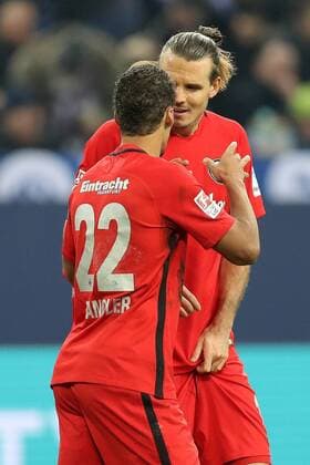 xuhjbGelsenkirchen, Veltins Arena, 27.01.17, 1. Bundesliga - 18. Spieltag - FC Schalke 04 - Eintracht Frankfurt Bild: Jubel beim Torschützen zum 0:1 Alexander Meier (Frankfurt) und Timothy Chandler (Frankfurt) Gelsenkirchen