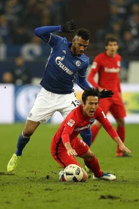 xuhjbGelsenkirchen, Veltins Arena, 27.01.17, 1. Bundesliga - 18. Spieltag - FC Schalke 04 - Eintracht Frankfurt Bild: Im Zweikampf von links Eric Maxim Choupo-Moting (Schalke 04) und Makoto Hasebe (Frankfurt) Gelsenkirchen